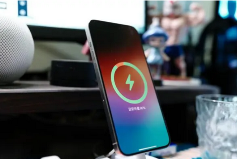 南充苹果15换屏服务分享用什么充电器给iPhone15充电更好 